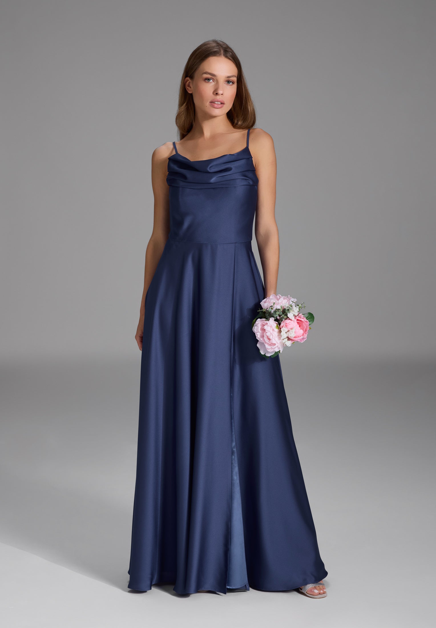 Abendkleid aus nachhaltigem Satin mit Wasserfall-Ausschnitt und Beinschlitz