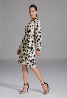 Cocktail Kleid mit Volant Saum aus Satin mit Tupfen Druck