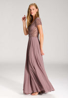 Besticktes Chiffonkleid mit kurzen Ärmeln