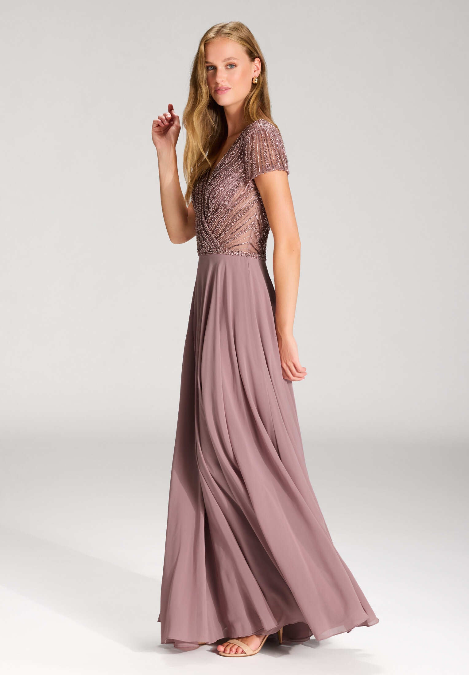 Besticktes Chiffonkleid mit kurzen Ärmeln