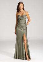 Figurbetontes Abendkleid mit Drapierung und Beinschlitz matcha green