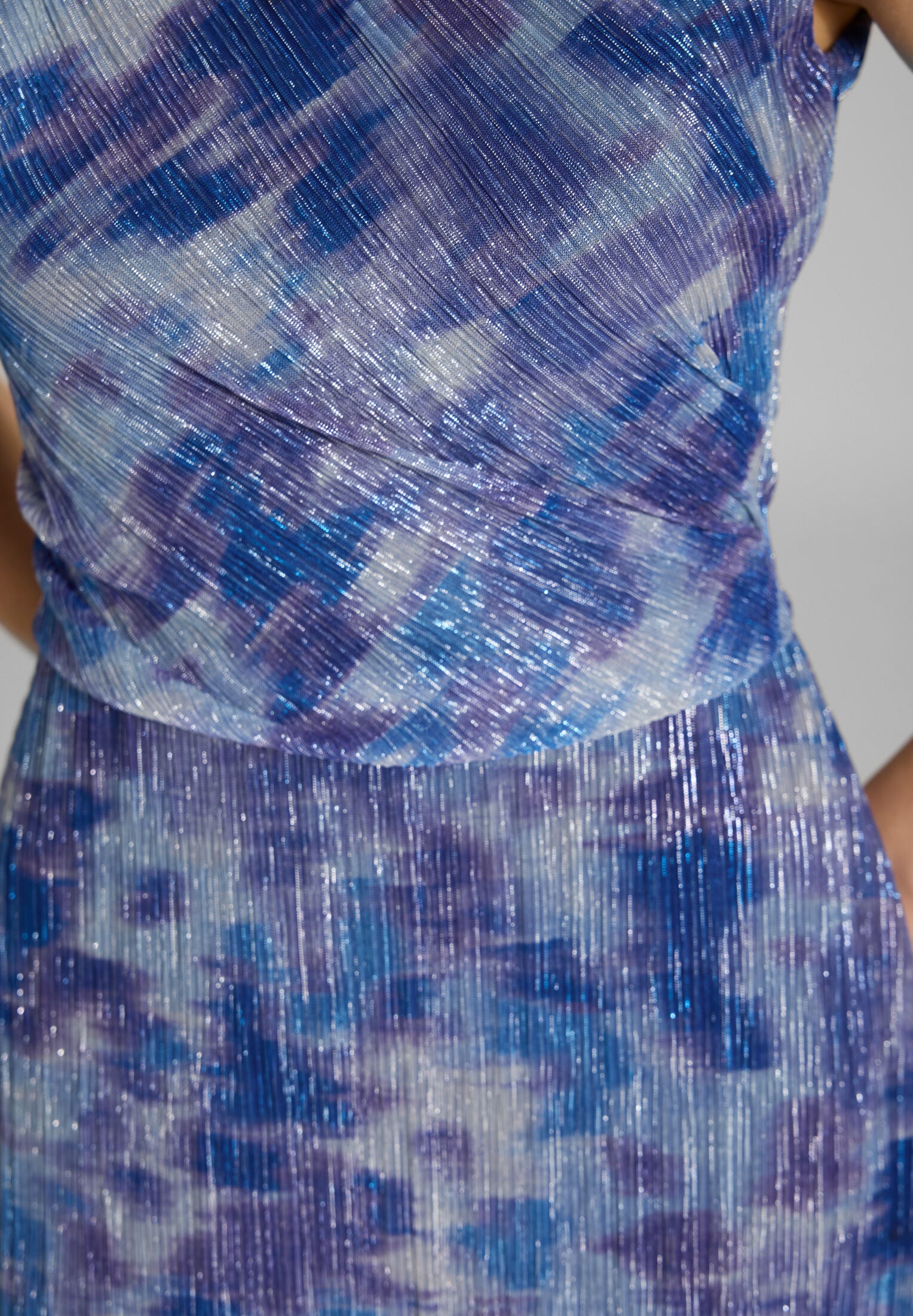 Plissiertes Kleid mit Metallicfäden