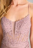 Bodycon Kleid mit Spitzenstickerei und Beinschlitz