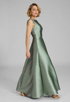 Robenartiges Abendkleid mit Eingrifftaschen