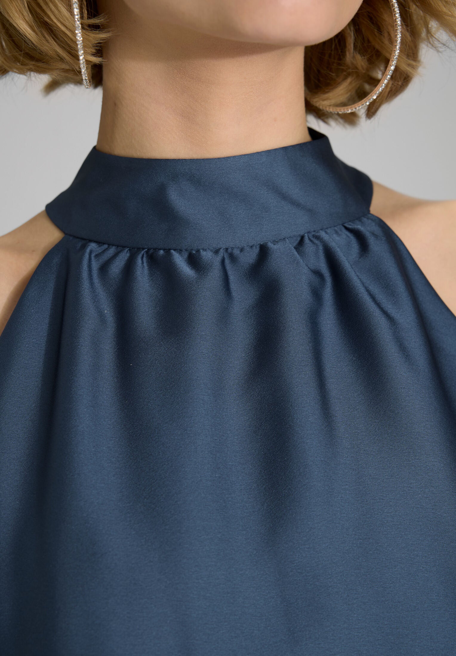 Cocktailkleid aus Satin mit Volant