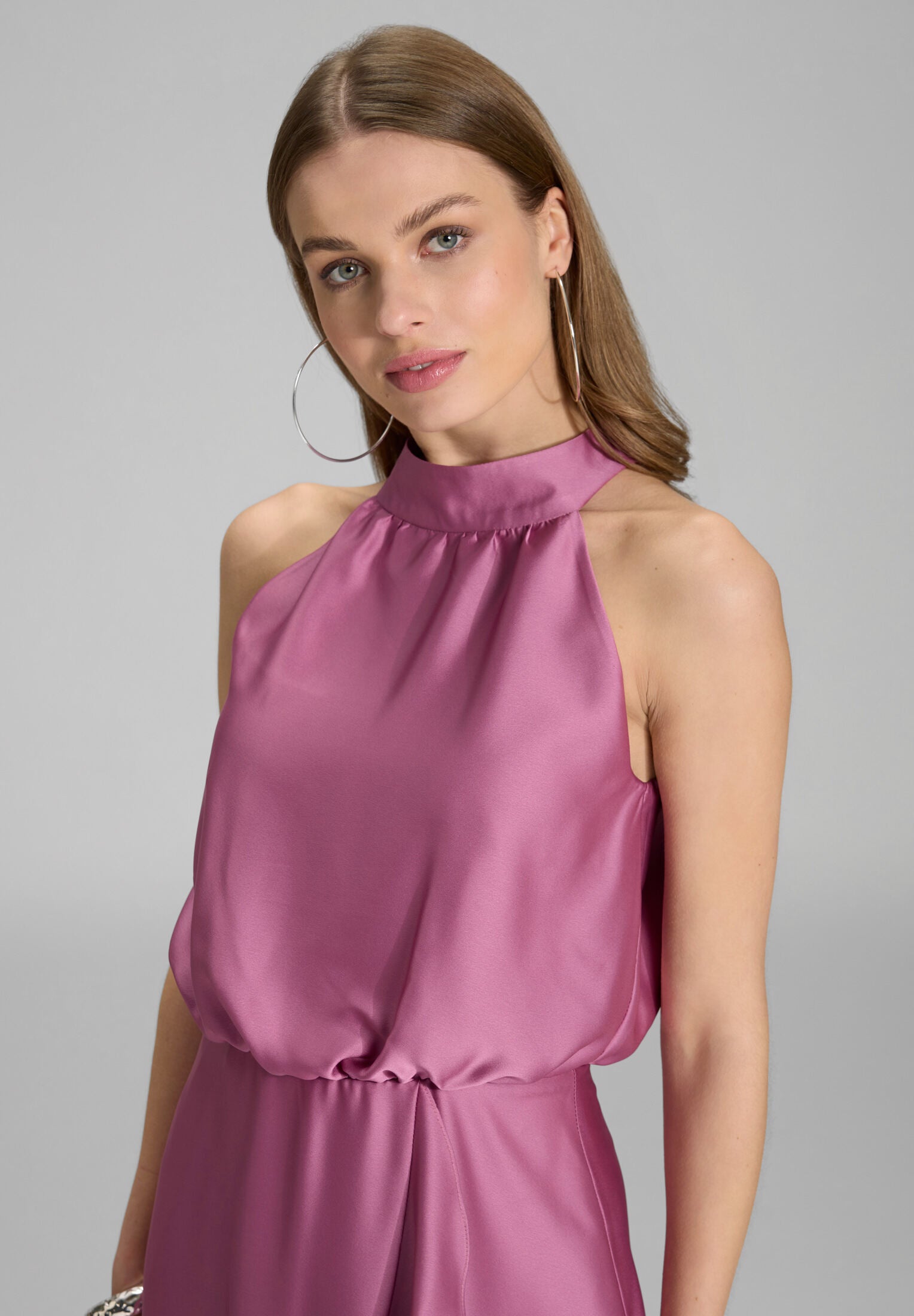 Cocktailkleid aus nachhaltigem Satin mit Volant am Saum