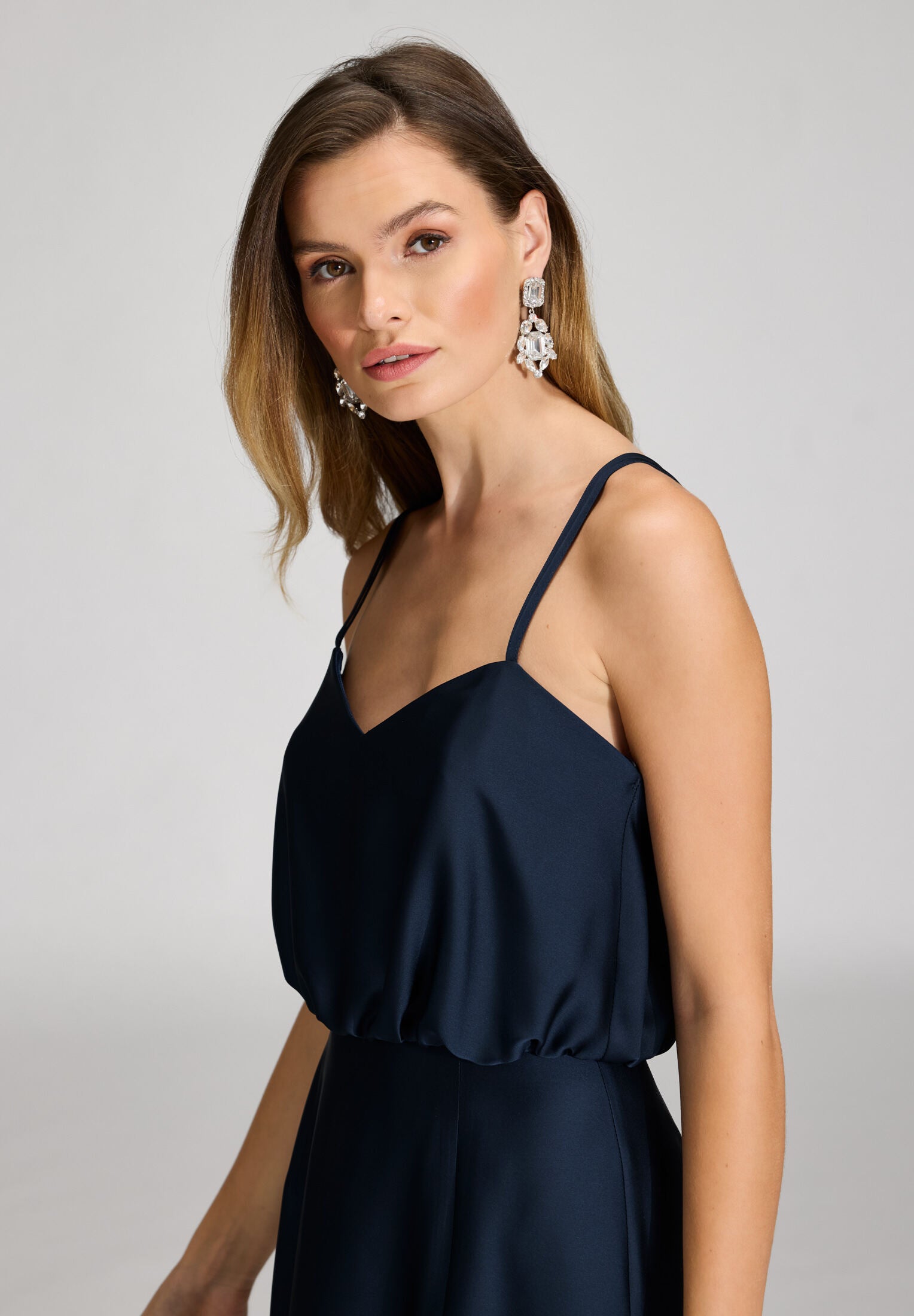 Abendkleid aus nachhaltigem Satin mit gekreuzten Spagettiträgern