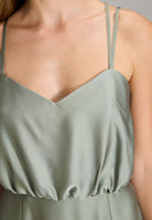 Abendkleid aus nachhaltigem Satin mit gekreuzten Spagettiträgern