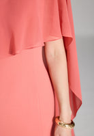 One-Shoulder Abendkleid mit einem Cape-ähnlichen Ärmel aus Chiffon