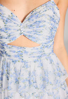 Printkleid mit Volantrock und Cut-out Detail