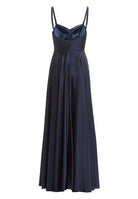 Satinkleid mit drapiertem Top und bestickten Trägern