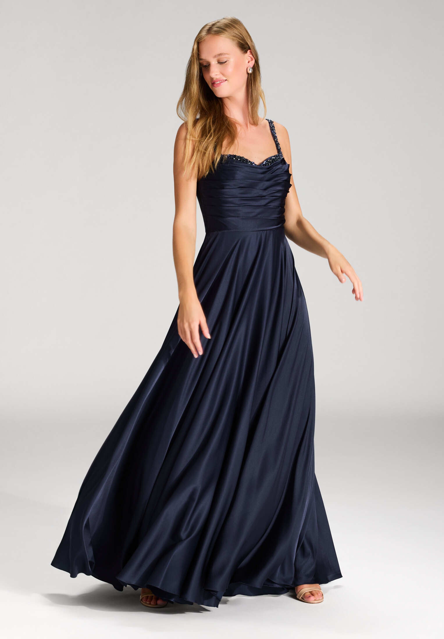 Satinkleid mit drapiertem Top und bestickten Trägern