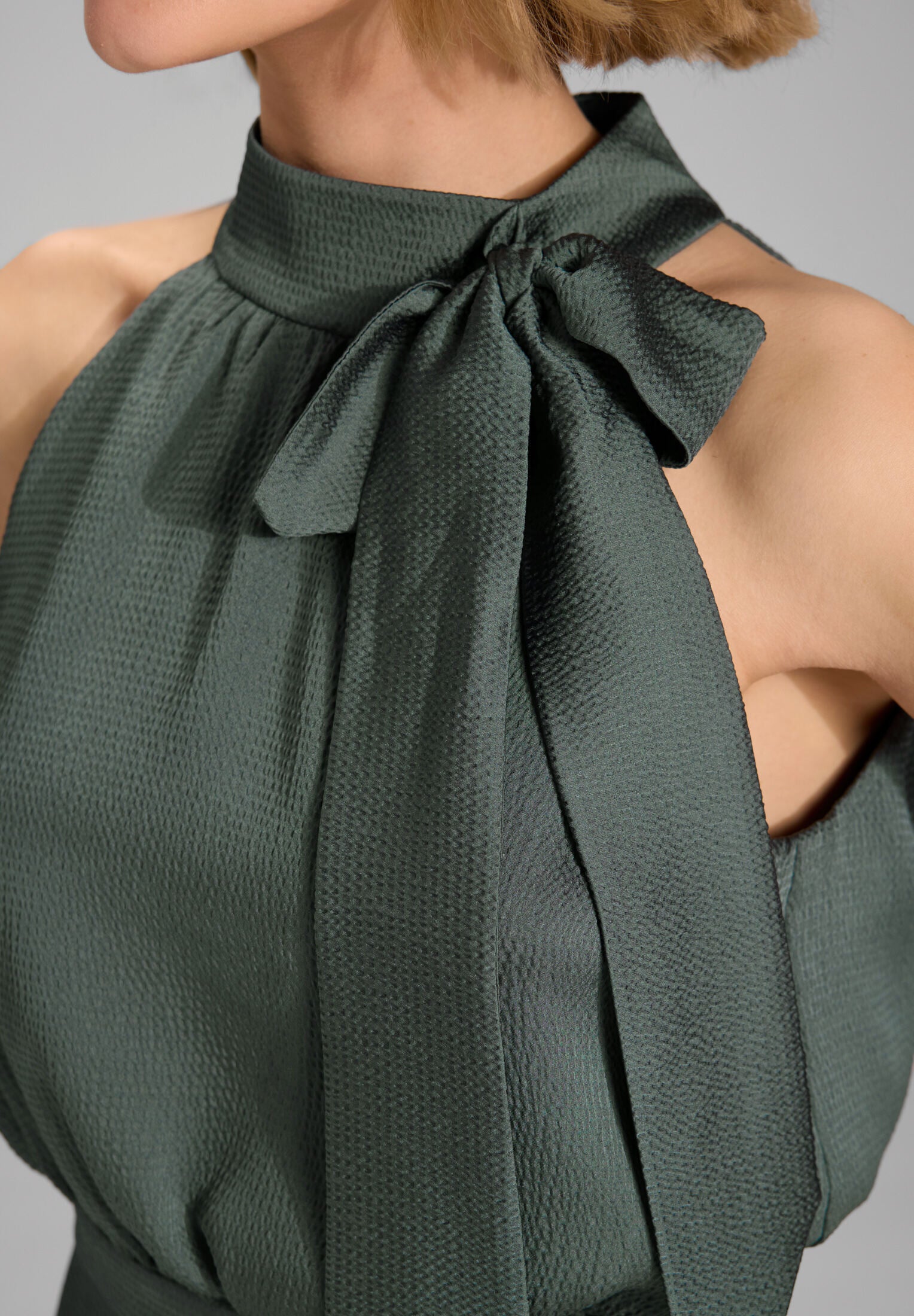 Jumpsuit mit Schluppe aus Satin