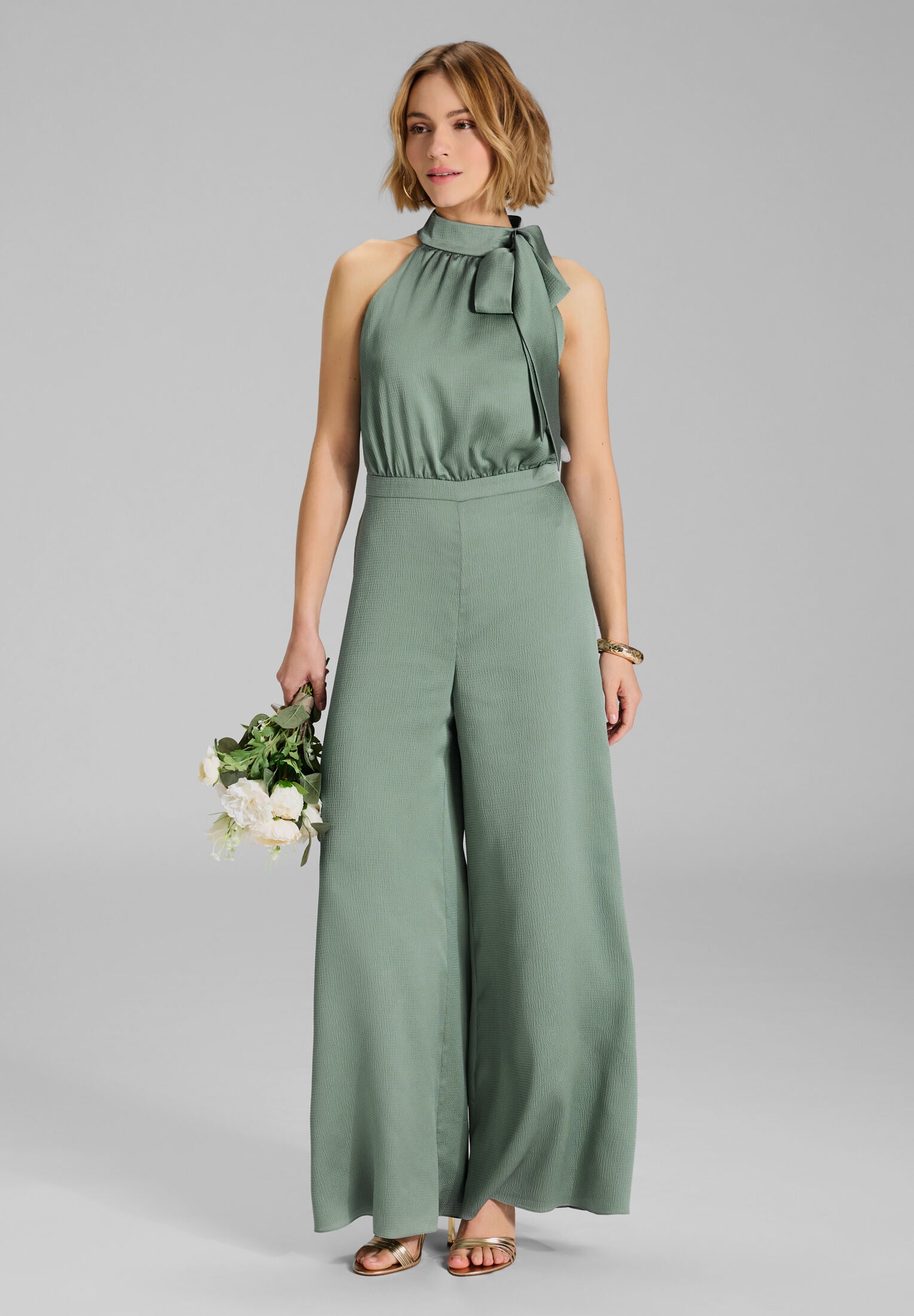 Jumpsuit mit Schluppe aus Satin pistachio green