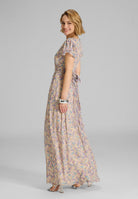 Maxikleid mit kurzen Flügelärmeln aus floral bedrucktem Crinkle Chiffon