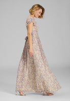 Maxikleid mit kurzen Flügelärmeln aus floral bedrucktem Crinkle Chiffon