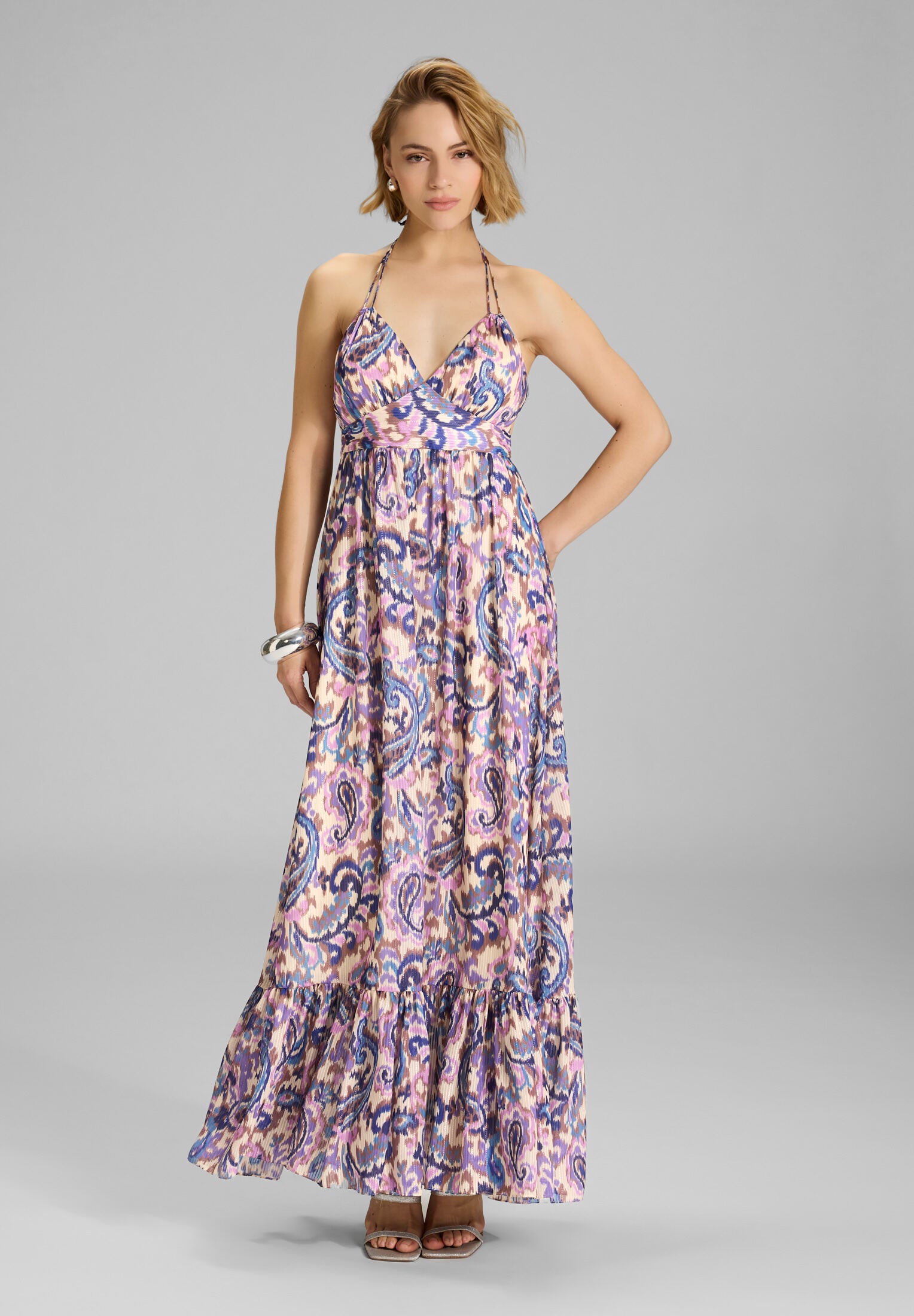 Neckholder Maxi Kleid aus bedrucktem Chiffon mit Glitzerstreifen Champagne Cream