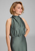 Abendkleid aus nachhaltigem Satin mit Drapierung am Kragen