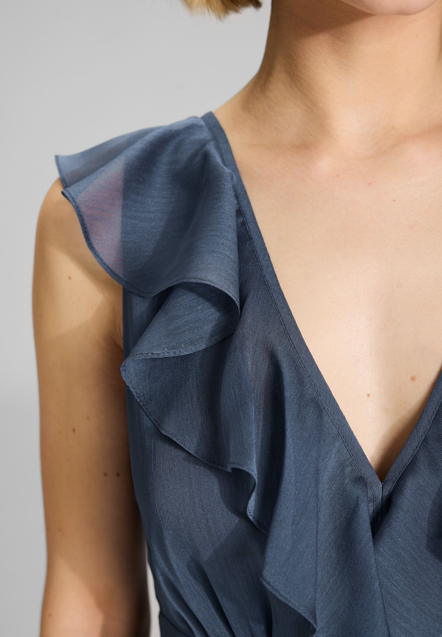 Abendkleid aus Crinkle Chiffon mit tiefem Ausschnitt und Rüschen