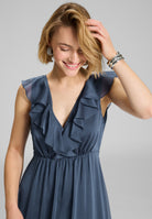 Abendkleid aus Crinkle Chiffon mit tiefem Ausschnitt und Rüschen