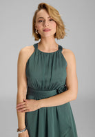 Abendkleid aus Chiffon mit Vokuhila Saum und Stoffblüte