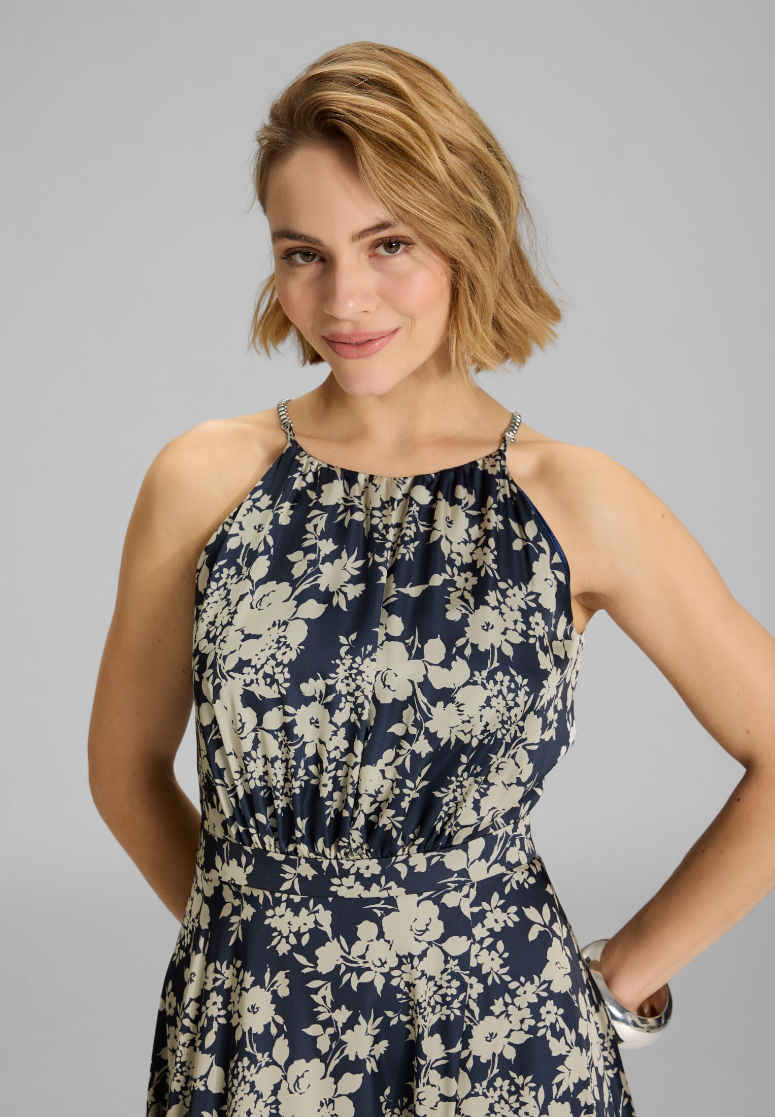 Maxikleid aus floral bedrucktem Satin mit Zierträger