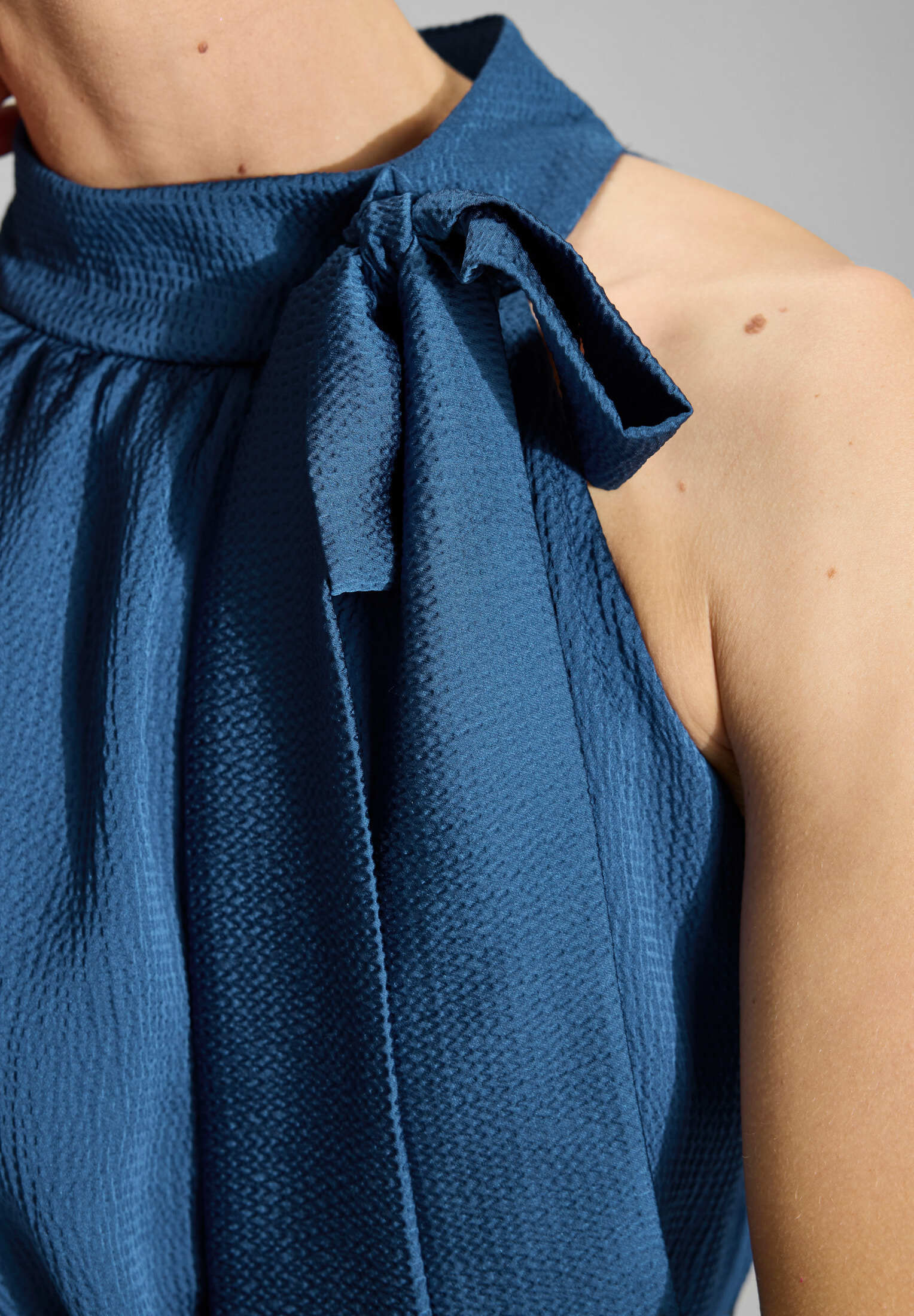 Jumpsuit mit Schluppe aus Satin