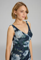 Figurbetontes Abendkleid aus Mesh mit Ikat Druck