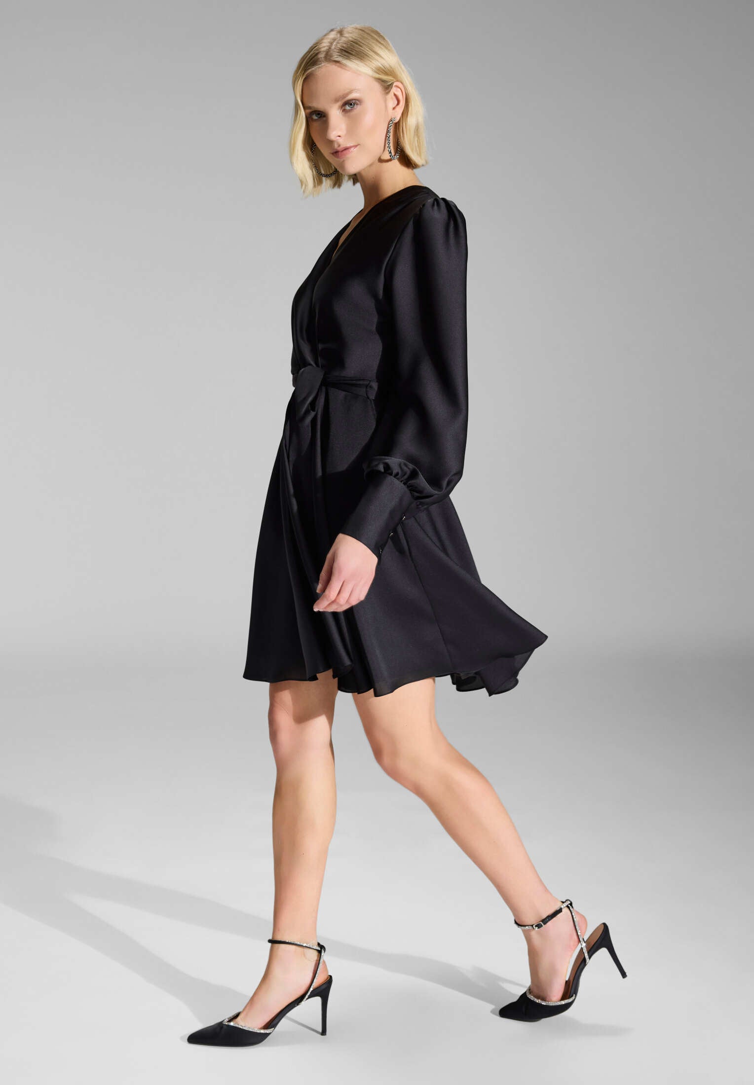 Cocktailkleid aus Satin mit breiten Manschetten, Wickel Oberteil und Tellerrock