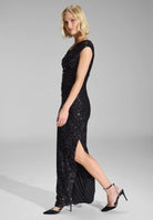 Abendkleid aus funkelnder Paillette mit Wickelausschnitt und Beinschlitz