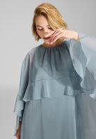 Kurzes Cape-Kleid aus Crinkle Chiffon mit Volants