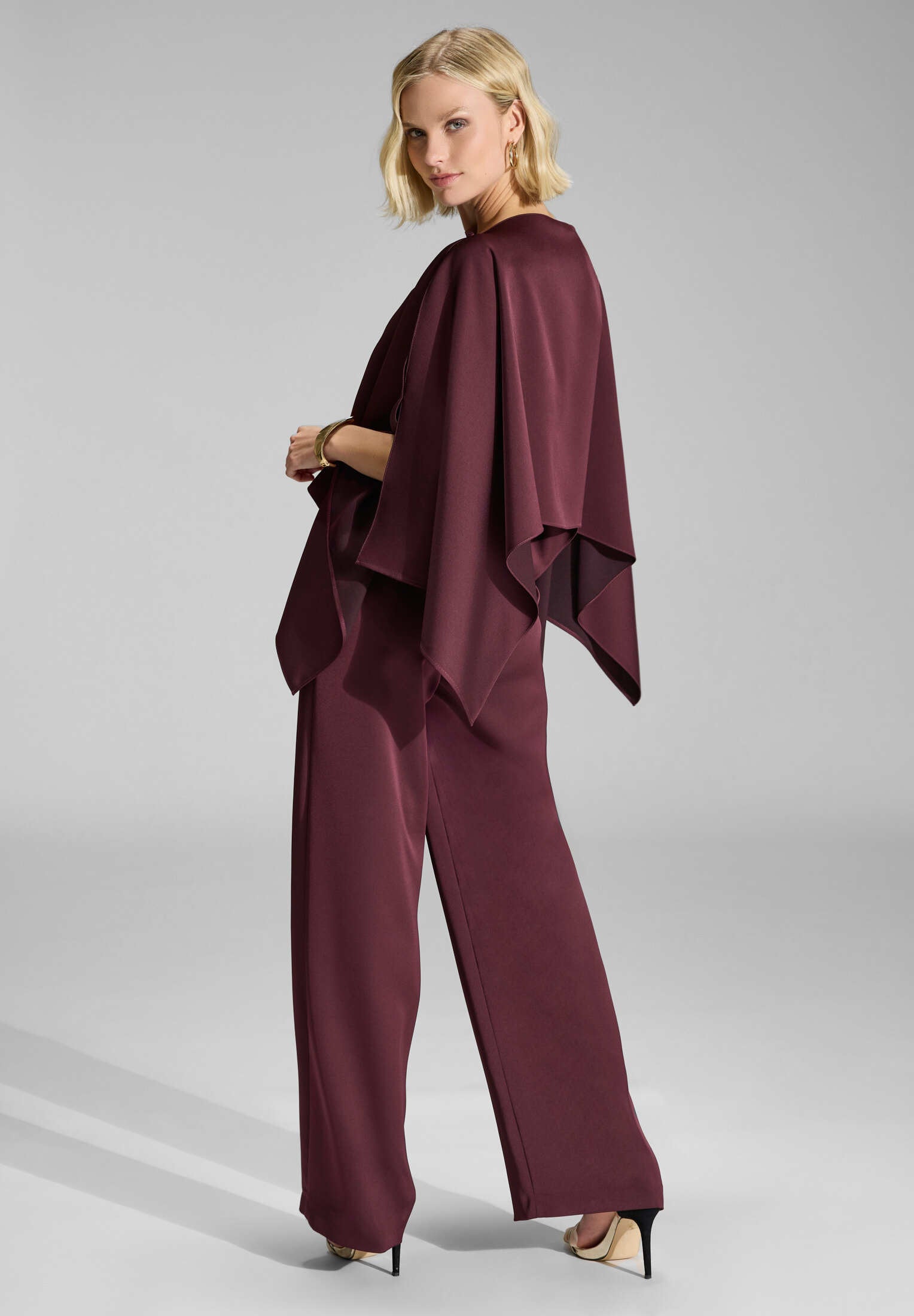 Stola-Top aus Satin mit seitlichen Schlitzen