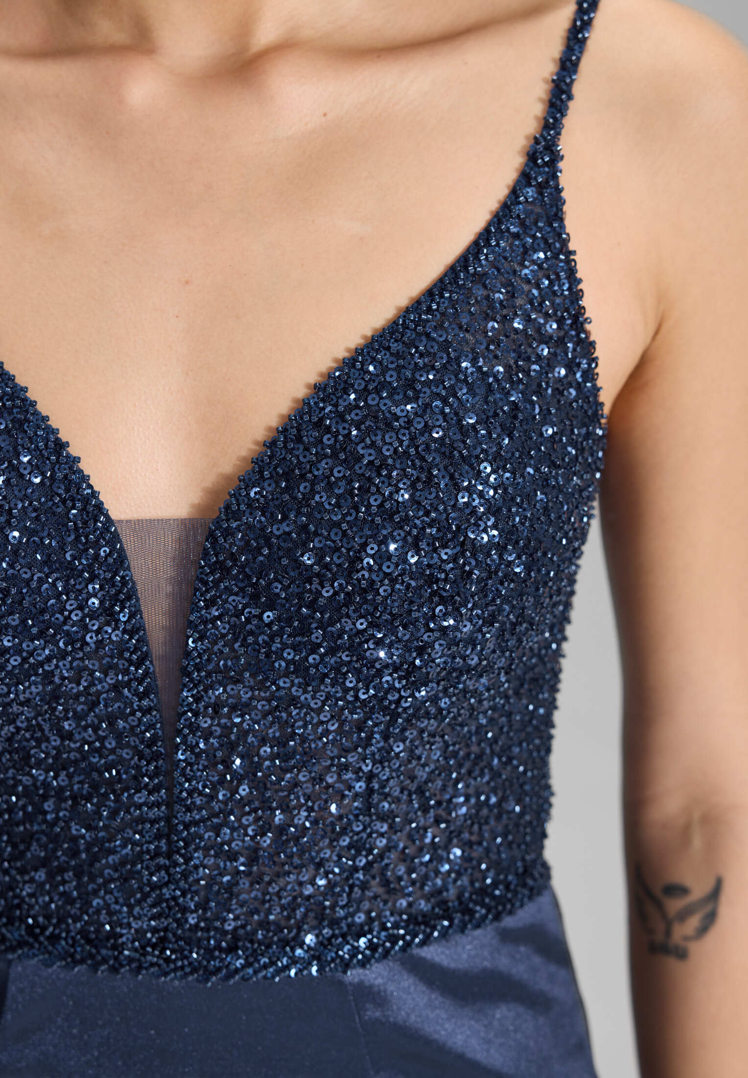 Abendkleid mit feiner Stickerei