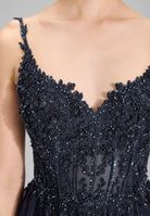 Ausgestelltes Tüllkleid mit Stickerei