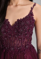 Ausgestelltes Tüllkleid mit Stickerei