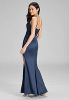 Satinkleid mit Raffungen und hohem Beinschlitz