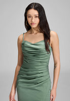 Satinkleid mit Raffungen und hohem Beinschlitz