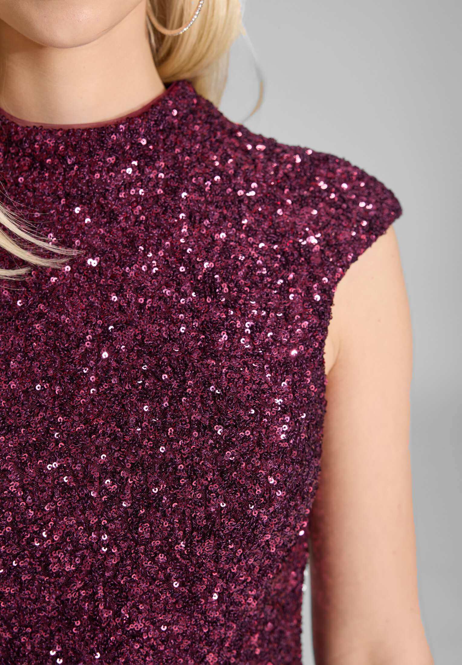 Hochgeschlossenes Paillettenkleid mit Rückenausschnitt