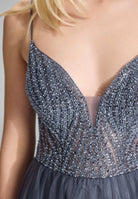 Ausgestelltes Tüllkleid mit tonaler Stickerei