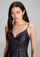 Schimmerndes Abendkleid mit drapiertem Top