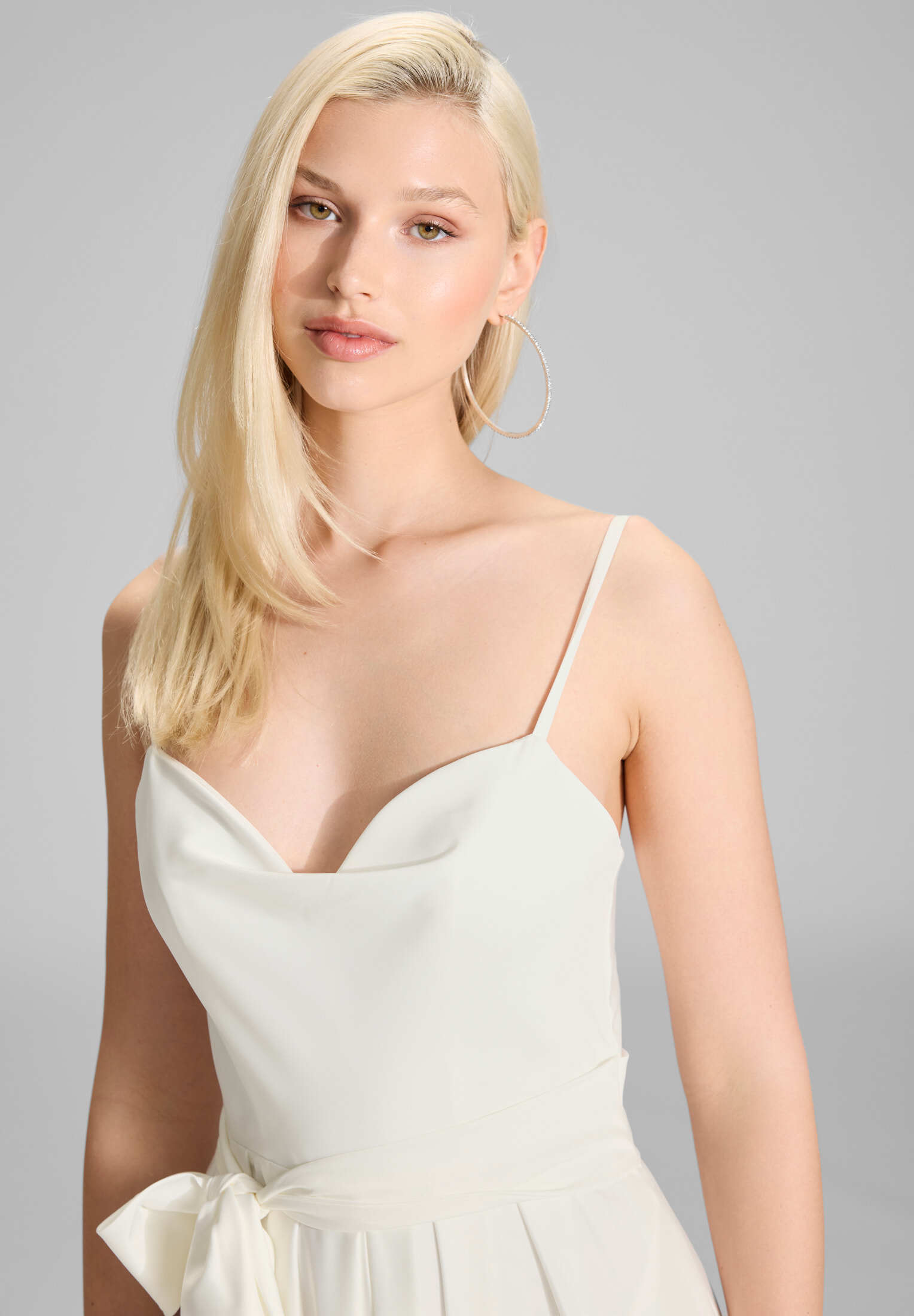 Satin Jumpsuit mit angedeutetem Wasserfallausschnitt