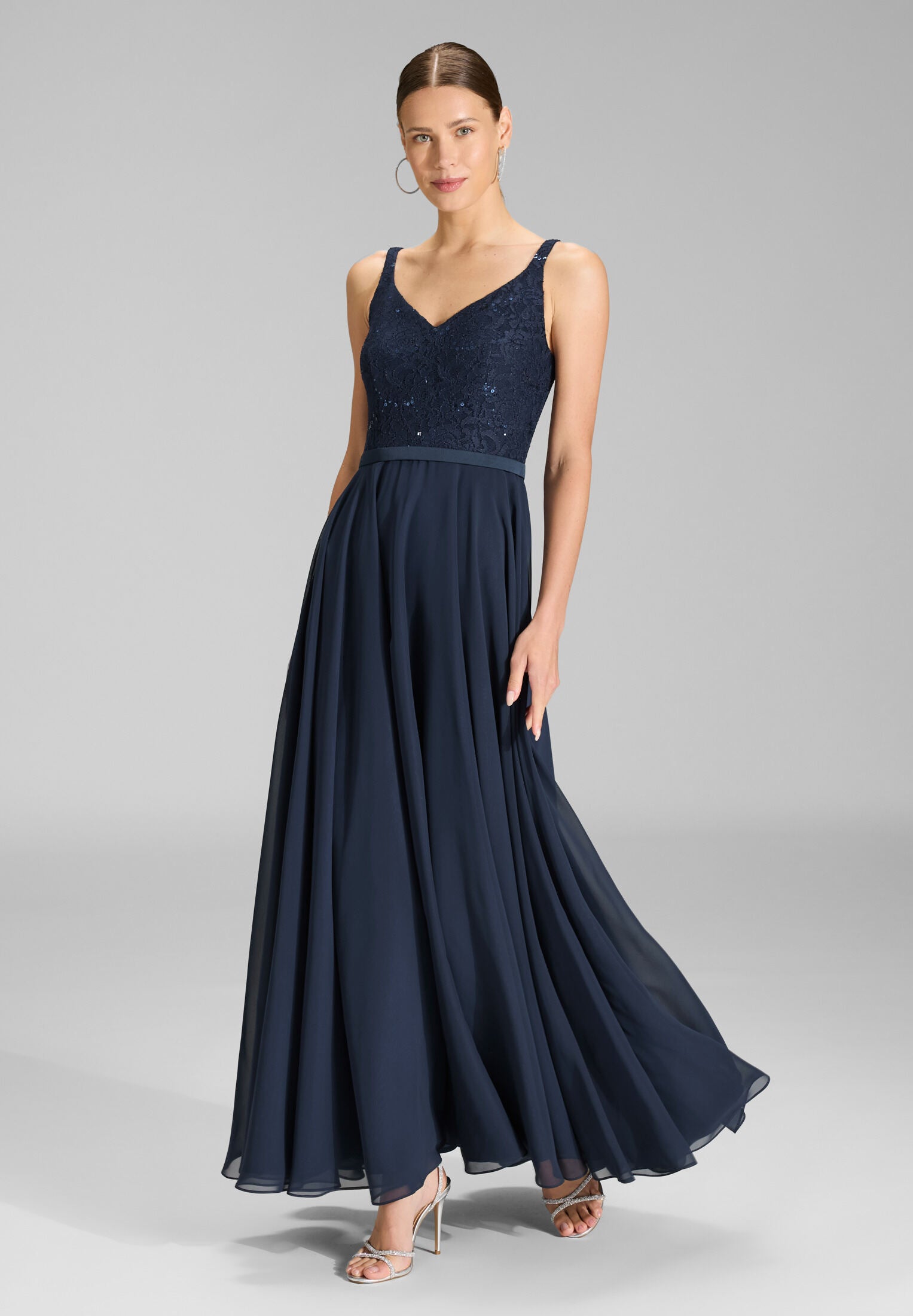 Abendkleid aus Material-Mix mit weit schwingendem Rock navy