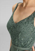 Abendkleid aus Material-Mix mit weit schwingendem Rock