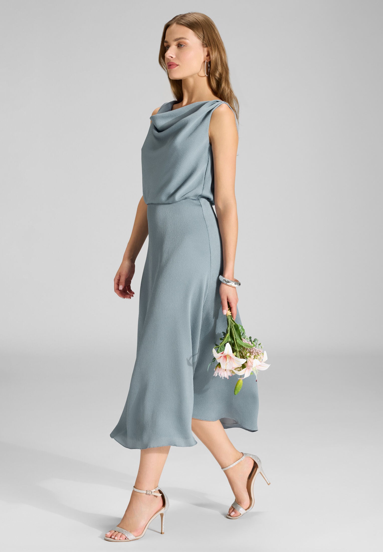 Cocktailkleid aus Satin mit Wasserfall Ausschnitt