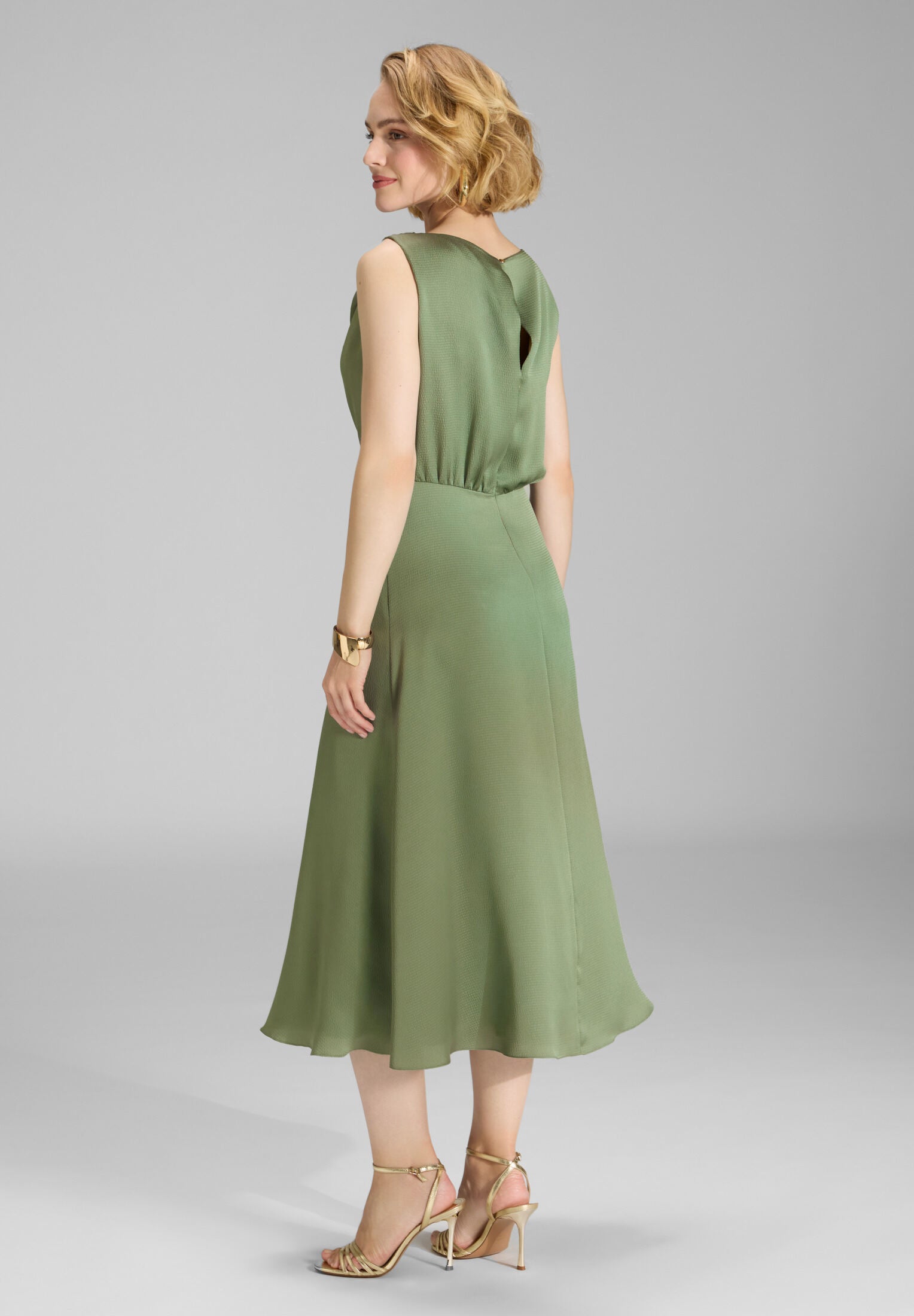 Cocktailkleid aus Satin mit Wasserfall Ausschnitt