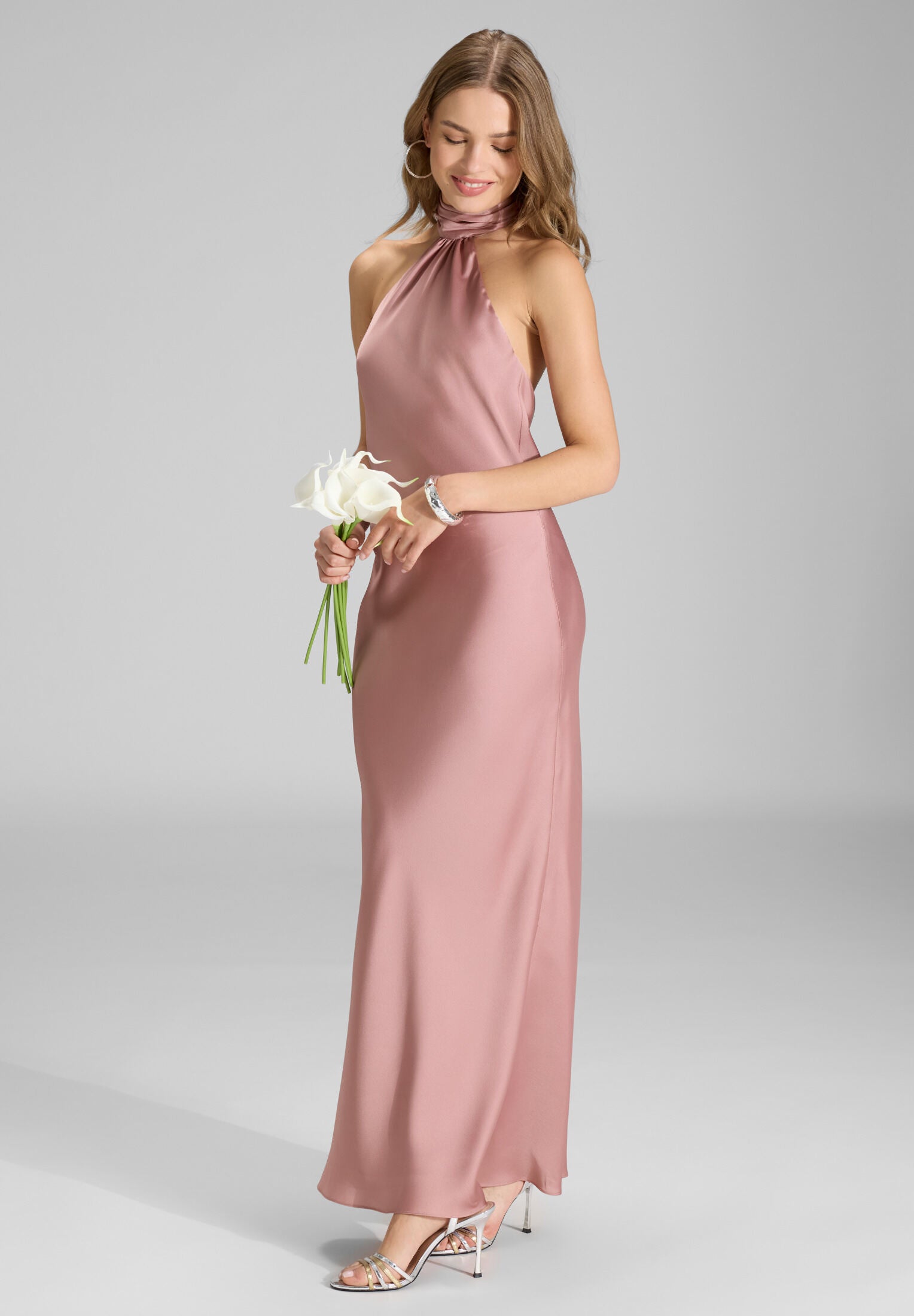 Abendkleid aus nachhaltigem Satin mit Stehkragen