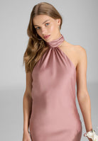 Abendkleid aus nachhaltigem Satin mit Stehkragen