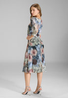 Midi Kleid aus bedrucktem Mesh in Wickel Optik