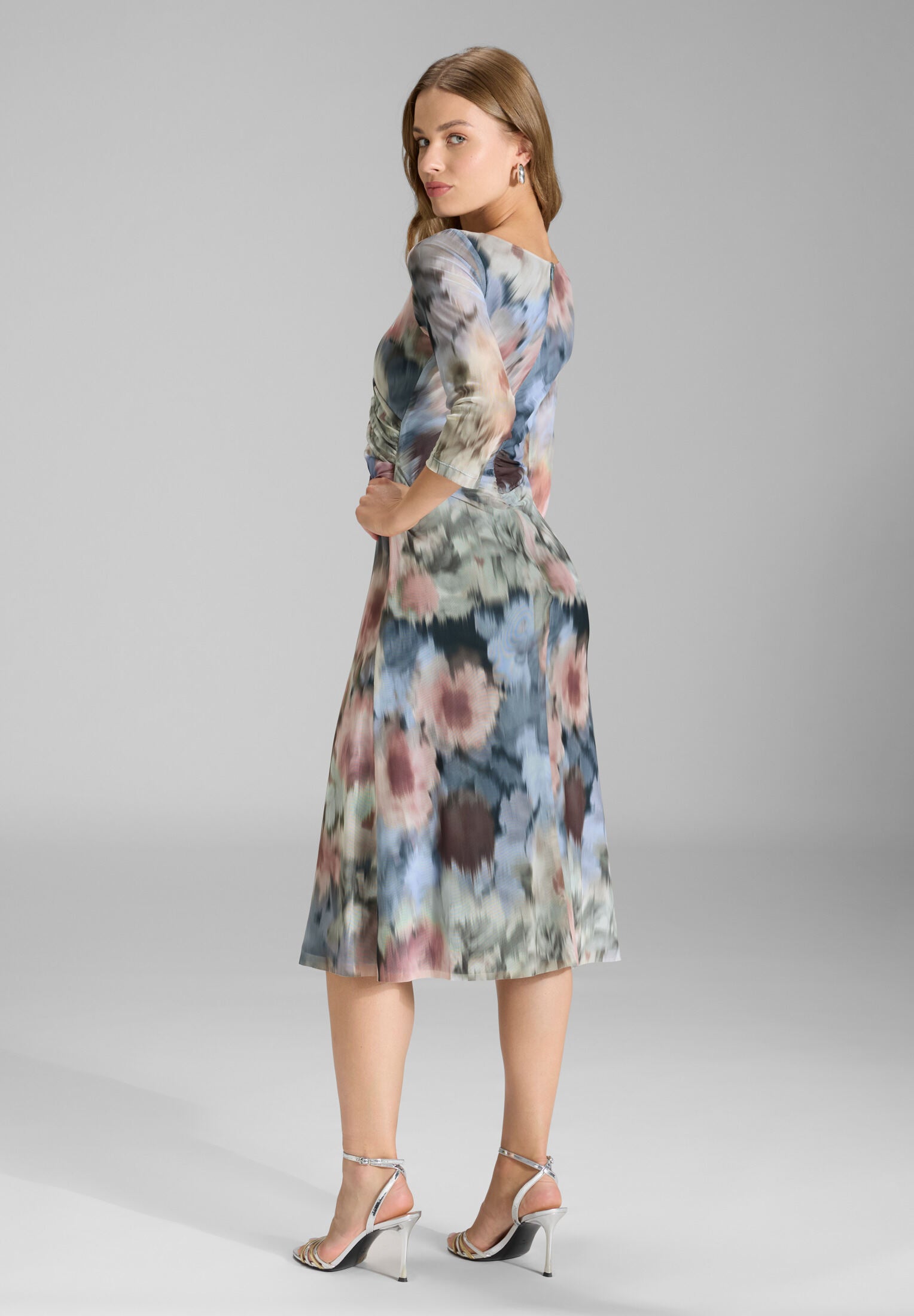 Midi Kleid aus bedrucktem Mesh in Wickel Optik