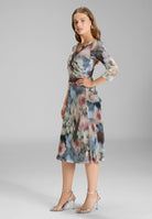 Midi Kleid aus bedrucktem Mesh in Wickel Optik